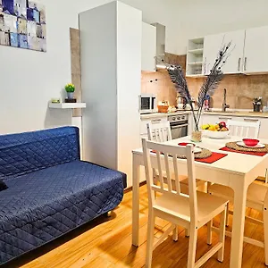 Appartamento A Pirri, Via E. Toti. Cagliari. Rosas Rooms.